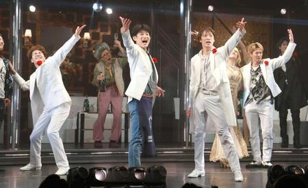 　熱演するふぉ～ゆ～の（左から）福田悠太、松崎祐介、越岡裕貴、辰巳雄大（撮影・金田祐二）