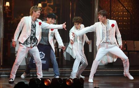 　熱演する（左から）ふぉ～ゆ～の辰巳雄大、松崎祐介、福田悠太、松崎祐介、越岡裕貴（撮影・金田祐二）