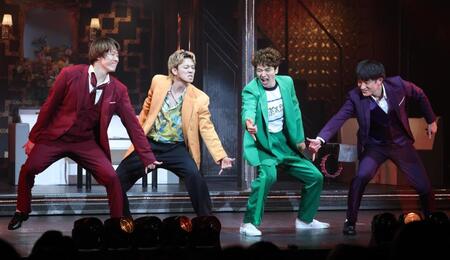 　熱演する（左から）ふぉ～ゆ～の越岡裕貴、辰巳雄大、福田悠太、松崎祐介（撮影・金田祐二）