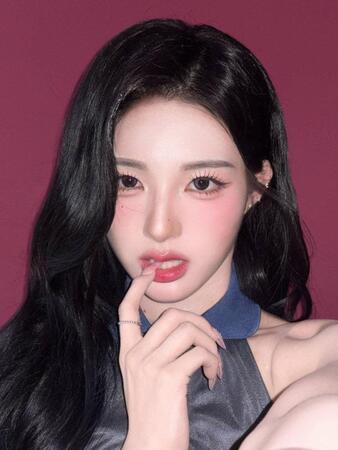 　ｔｒｉｐｌｅＳの公式Ｘ＠ｔｒｉｐｌｅｓｃｏｓｍｏｓより　中国国籍メンバーのシンウィー