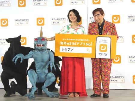 　「トリファ」新ＴＶＣＭ発表会に出席した上白石萌音（中央）と我修院達也（右）とシュパカブラ