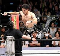 　コーナーに追い込んだ相手を攻める武知海青（撮影・石井剣太郎）