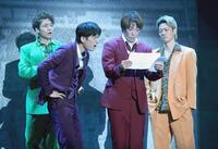 　熱演する（左から）ふぉ～ゆ～の福田悠太、松崎祐介、越岡裕貴、辰巳雄大（撮影・金田祐二）