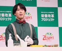 　新ＣＭ発表会に登場し、弁当作りをするＳｎｏｗ　Ｍａｎ・宮舘涼太（撮影・石井剣太郎） 