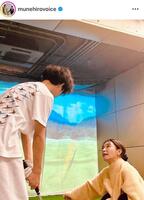 　２４年５月、息子と。６年間の英国留学を終えた１５歳息子とハグ。鈴木紗理奈のインスタグラム＠ｍｕｎｅｈｉｒｏｖｏｉｃｅより 