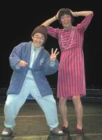 　単独ライブを行った「アリｔｏキリギリス」の石井正則（左）と石塚義之＝０７年１月