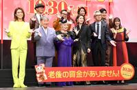 　笑顔でポーズを取る（前列左から）氷川、毒蝮三太夫、草笛、天海、松重豊、新川優愛（後列左から）前田哲監督、石井正則、若村麻由美、加藤諒＝２１年１０月