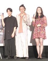 　映画「夏の砂の上」のティーチインイベントを終えて手を振る（左から）玉田真也監督、高石あかり、オダギリジョー