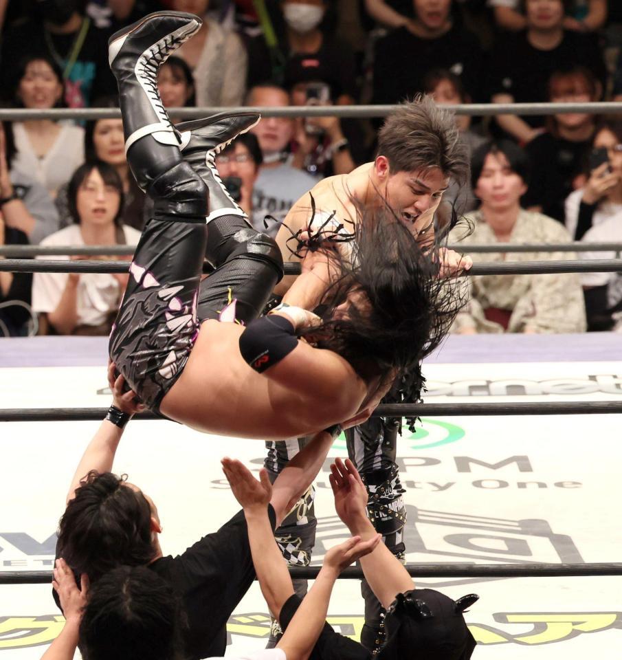 　相手をリングの外に放る武知海青（奥）＝撮影・石井剣太郎