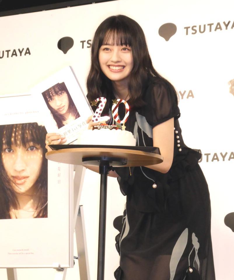 　サプライズケーキに笑顔の上坂樹里