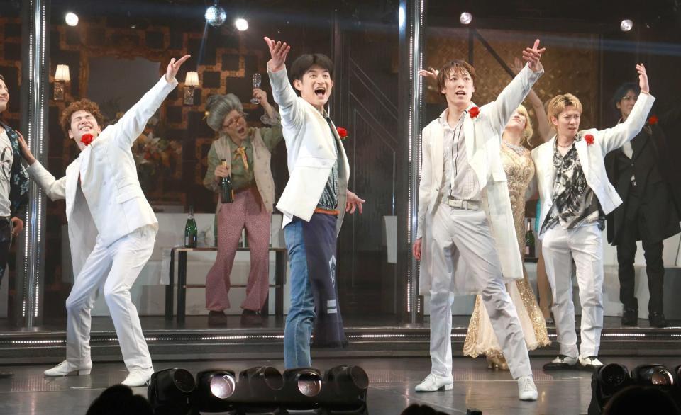 　熱演するふぉ～ゆ～の（左から）福田悠太、松崎祐介、越岡裕貴、辰巳雄大（撮影・金田祐二）