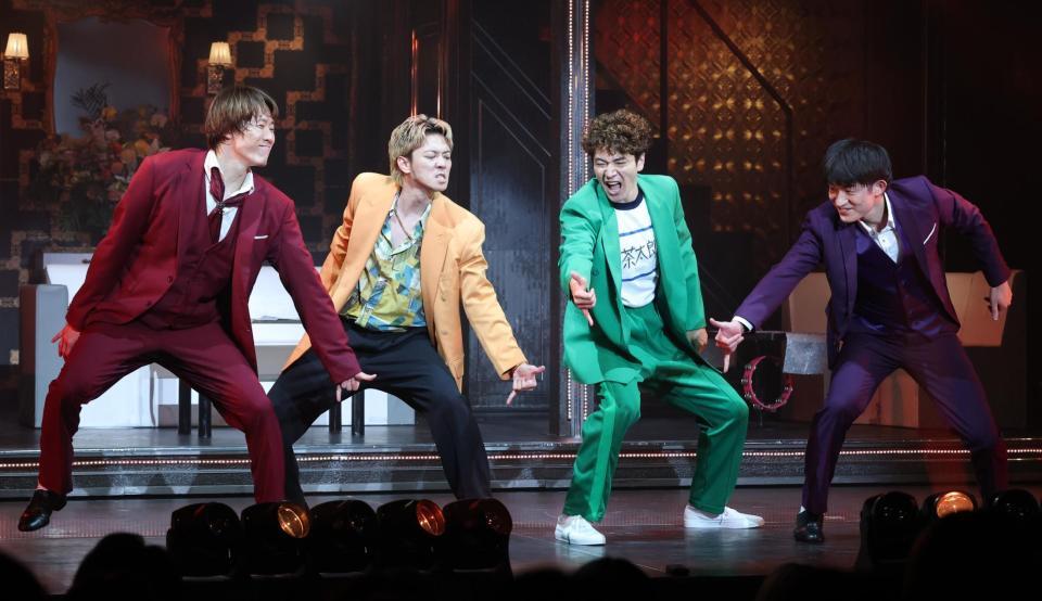 　熱演する（左から）ふぉ～ゆ～の越岡裕貴、辰巳雄大、福田悠太、松崎祐介（撮影・金田祐二）