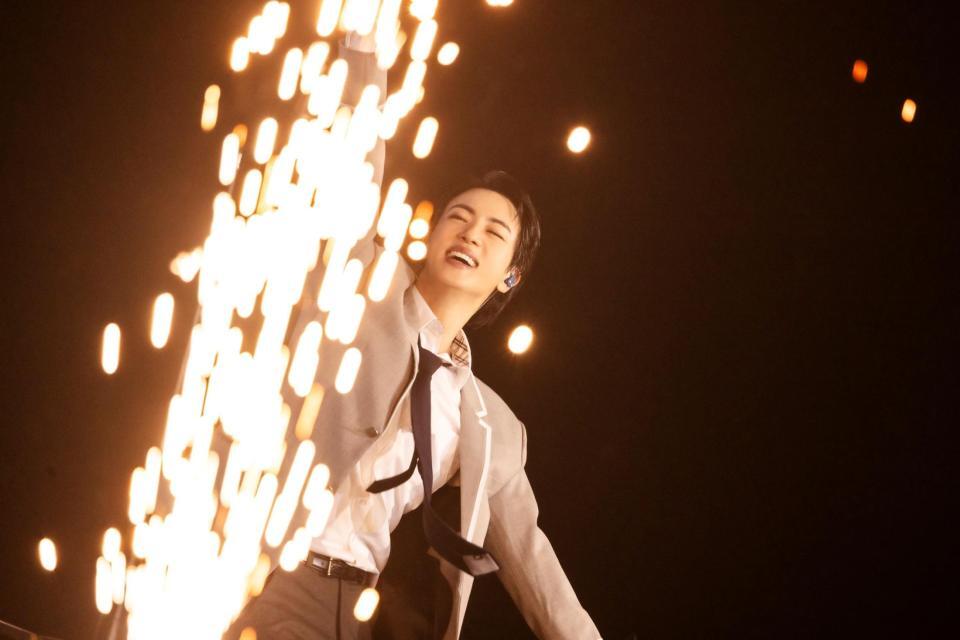 笑顔でライブを楽しむＪＩＮ　ⓟ＆©　ＢＩＧＨＩＴ　ＭＵＳＩＣ