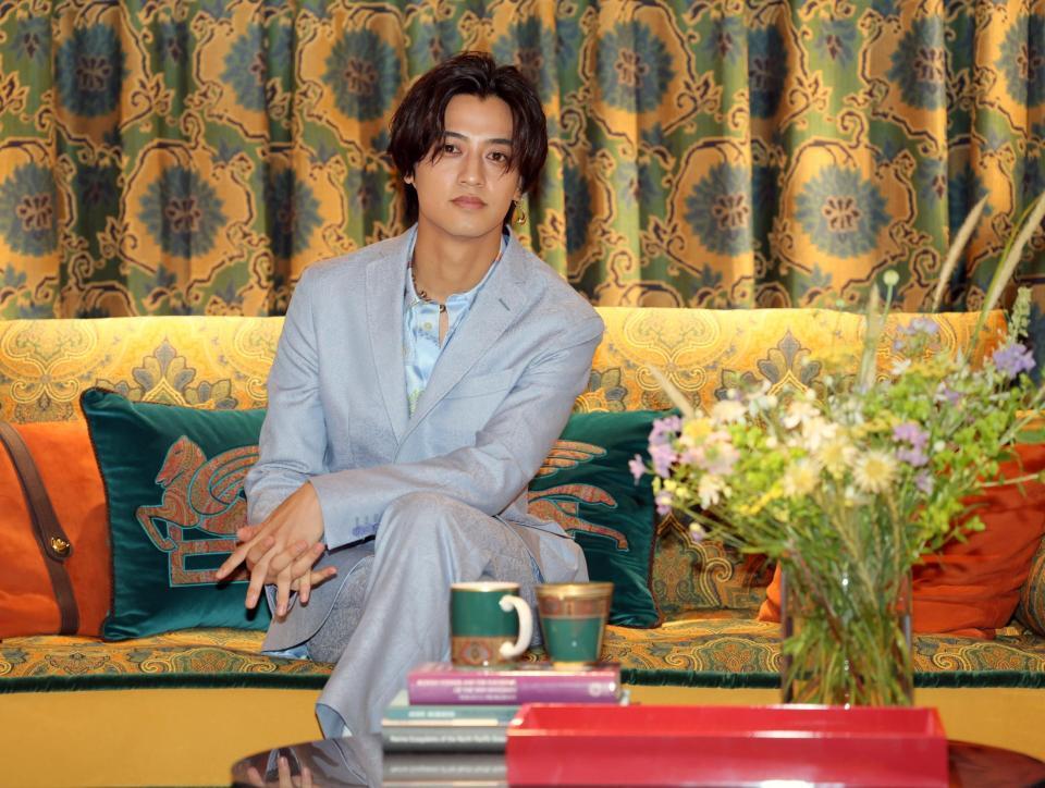 　ソファーに座りポーズをとるＫｉｎｇ　＆　Ｐｒｉｎｃｅ・高橋海人（撮影・棚橋慶太）