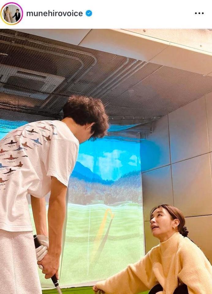 　２４年５月、息子と。６年間の英国留学を終えた１５歳息子とハグ。鈴木紗理奈のインスタグラム＠ｍｕｎｅｈｉｒｏｖｏｉｃｅより 