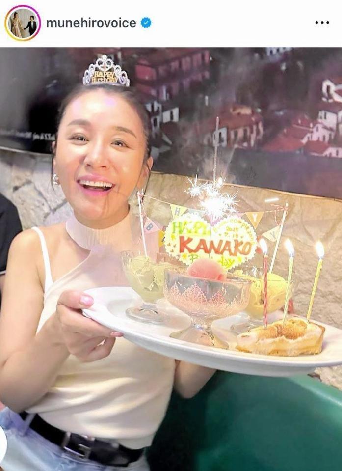 　本名入りのバースデープレート。鈴木紗理奈のインスタグラム＠ｍｕｎｅｈｉｒｏｖｏｉｃｅより 