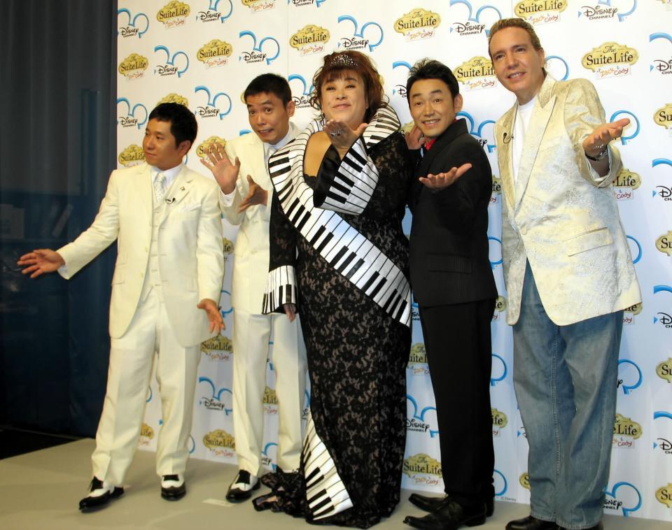 　ディズニードラマの会見を行った（右から）デーブ・スペクター、石井正則、森久美子、爆笑問題の太田光と田中裕二＝０６年８月