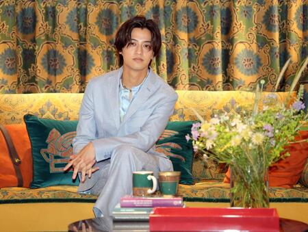 　ソファーに座りポーズをとる高橋海人（撮影・棚橋慶太）