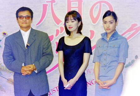 　１９９６年７月、ドラマ「八月のラブソング」会見で。（左から）緒形拳、葉月里緒奈（当時は葉月里緒菜）、一色紗英