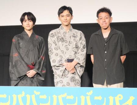 　撮影に応じた（左から）板垣李光人、吉沢亮、浜崎慎治監督