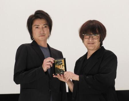 　手に深作欣二監督の遺影を持つ藤原竜也（左）と深作健太氏