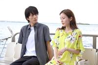 　「私があなたといる理由～グアムを訪れた３組の男女の１週間～」にＷ主演する溝端淳平（左）と蓮佛美沙子　©「私があなたといる理由」製作委員会