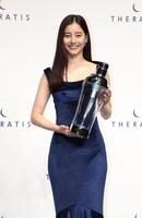 　紺のドレスで笑顔の新木優子（撮影・金田祐二）