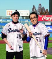 　「つばめがえし【オリジナルＣＤ付】」（ＫＡＤＯＫＡＷＡ）を手がけたさだまさし（右）と長谷川晶一氏