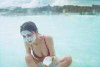 　８年ぶりの写真集を発売した長濱ねる　©高橋ヨーコ／講談社