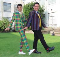 　３２周年ライブツアーを行うＣＯＷＣＯＷの多田健二（左）と善し