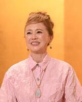 壇上で笑顔を見せる熊谷真実（２０２５年７月）