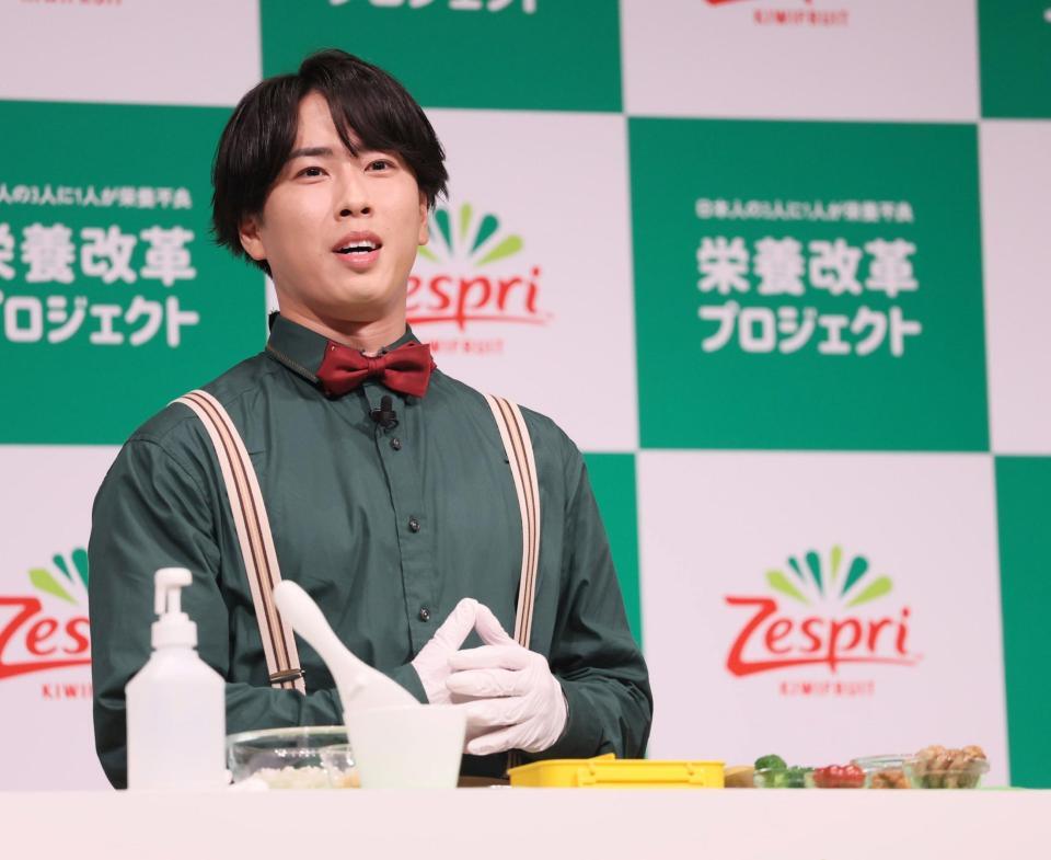 　新ＣＭ発表会に登場し、弁当作りをするＳｎｏｗ　Ｍａｎ・宮舘涼太（撮影・石井剣太郎） 