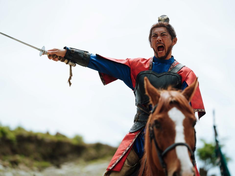 　叛逆の英雄役として雄々しい姿を見せる反町隆史