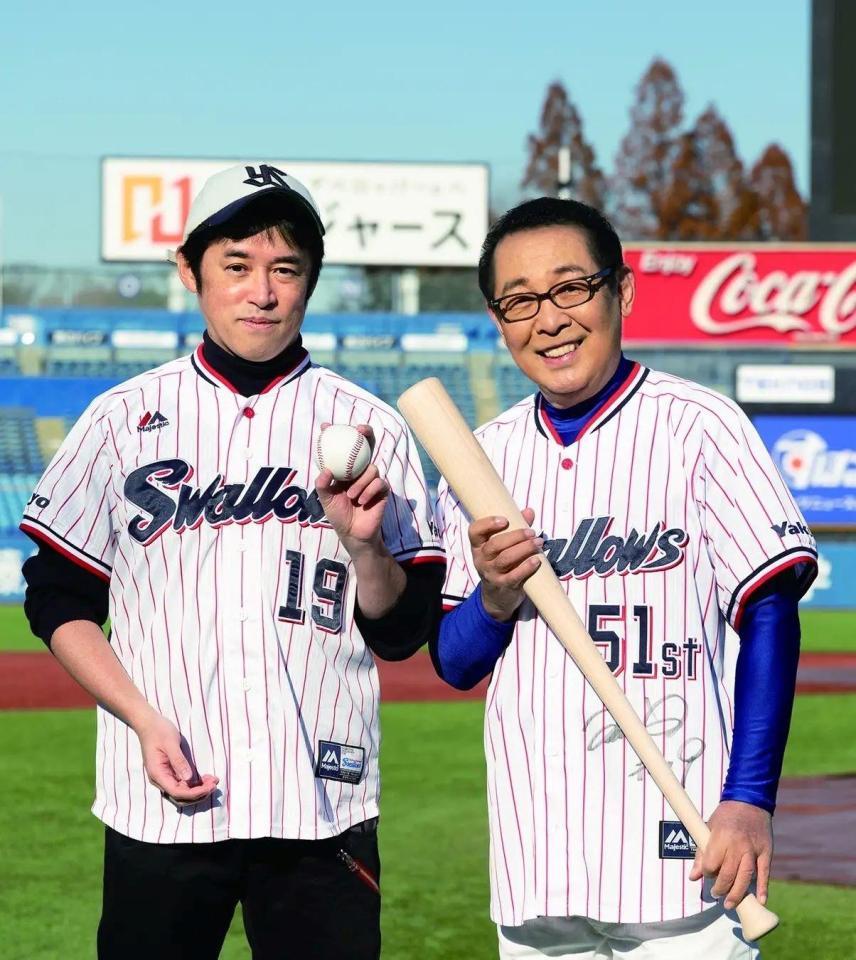 　「つばめがえし【オリジナルＣＤ付】」（ＫＡＤＯＫＡＷＡ）を手がけたさだまさし（右）と長谷川晶一氏