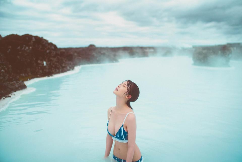 　８年ぶりの写真集を発売した長濱ねる　©高橋ヨーコ／講談社