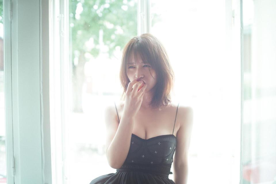 　８年ぶりの写真集を発売した長濱ねる　©高橋ヨーコ／講談社