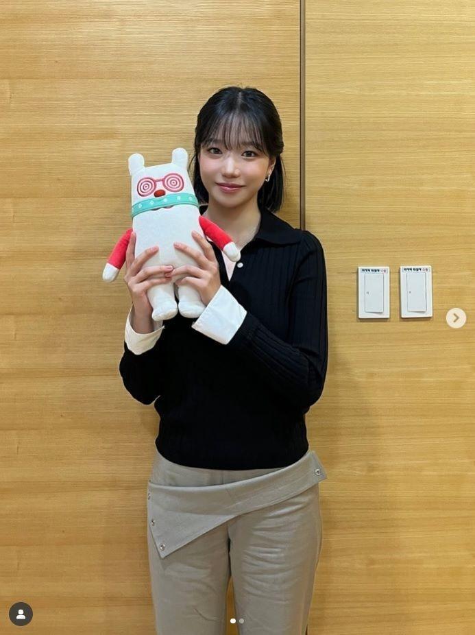 　「全知的おせっかい視点」の公式インスタグラム＠ｊｕｎｃｈａｍｓｉ＿ｏｆｆｉｃｉａｌより　元ＩＺ＊ＯＮＥのチョ・ユリ