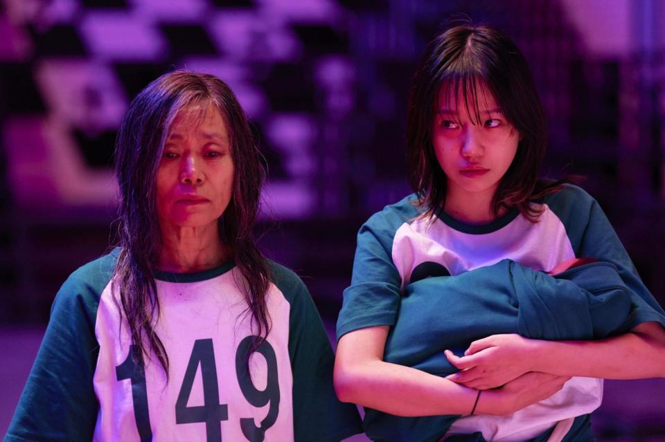 　Ｎｅｔｆｌｉｘ　Ｋｏｒｅａの公式Ｘ＠ＮｅｔｆｌｉｘＫＲより　ドラマ「イカゲーム」場面写真（左から）カン・エシム、チョ・ユリ