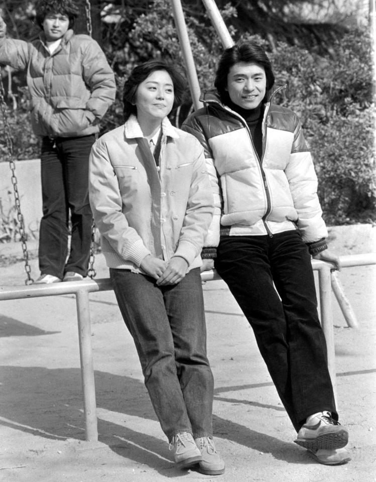 　熊谷真実（背後のブランコは太川陽介）＝１９８２年１月