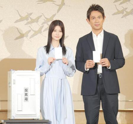 　イベントに出席した生見愛瑠（左）と江口洋介