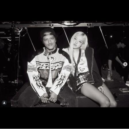 　ブルーノ・マーズの公式インスタグラム＠ｂｒｕｎｏｍａｒｓより　ブルーノ・マーズとＢＬＡＣＫＰＩＮＫのロゼ