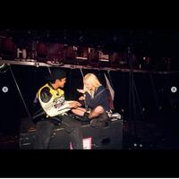 　ブルーノ・マーズの公式インスタグラム＠ｂｒｕｎｏｍａｒｓより　バックステージでじゃれあうブルーノ・マーズとＢＬＡＣＫＰＩＮＫのロゼ