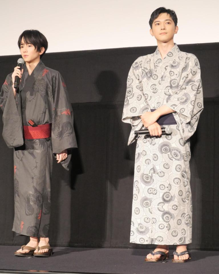 　浴衣姿で登場した吉沢亮（右）と板垣李光人