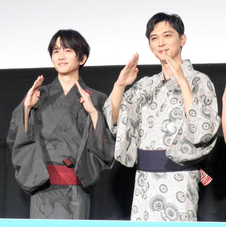 　「バババ」ポーズを決める板垣李光人（左）、吉沢亮