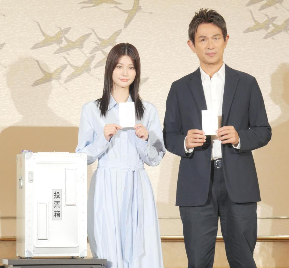 　イベントに出席した生見愛瑠（左）と江口洋介