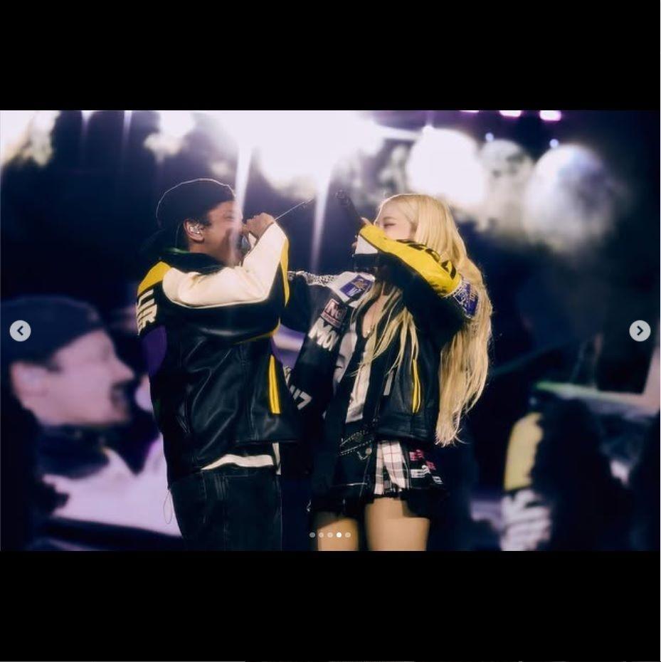 　ブルーノ・マーズの公式インスタグラム＠ｂｒｕｎｏｍａｒｓより　「ＡＰＴ．」を熱唱するブルーノ・マーズとＢＬＡＣＫＰＩＮＫのロゼ