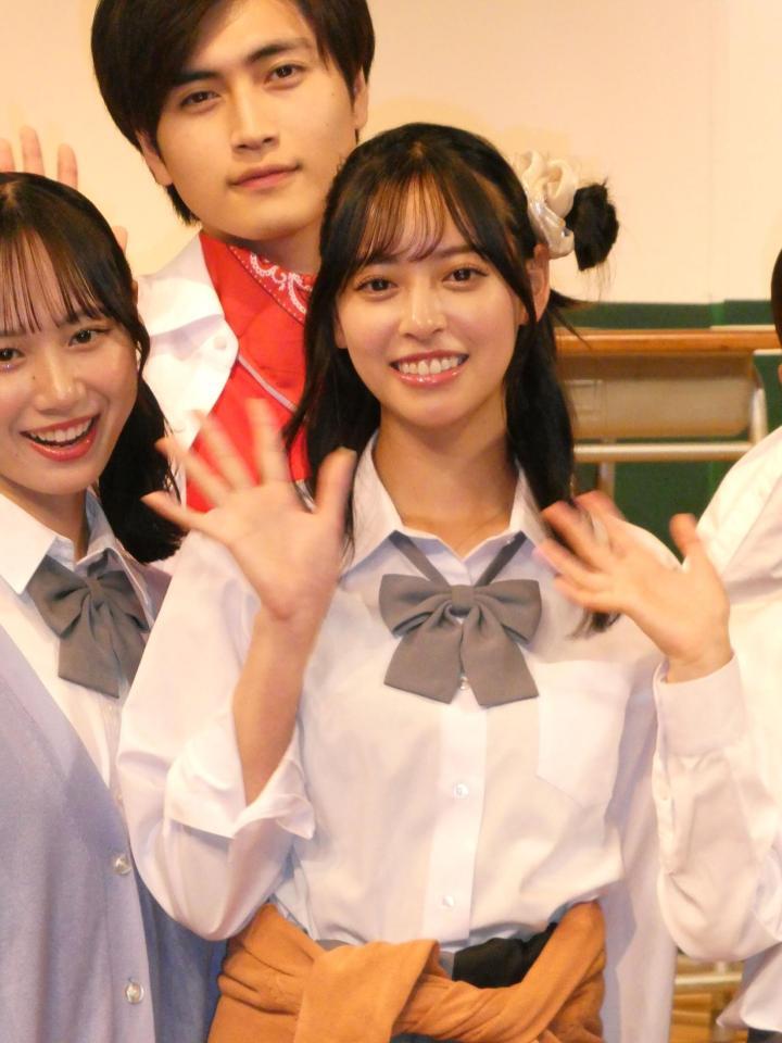 　笑顔で手を振る大槻理子