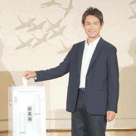 　投票のデモンストレーションを行った江口洋介