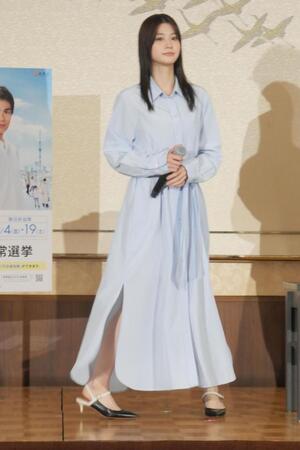 　美脚がのぞく衣装で登場した生見愛瑠