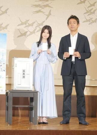 　イベントに出席した生見愛瑠（左）と江口洋介